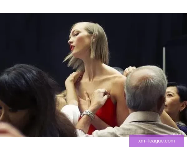 范德比尔特戏弄东契奇要求穿自己衣服戴金链 在更衣室走秀一番