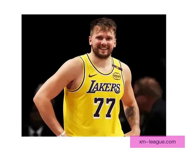 范德比尔特调侃东契奇穿衣走秀 逼穿自家球衣戴金链展现时尚感